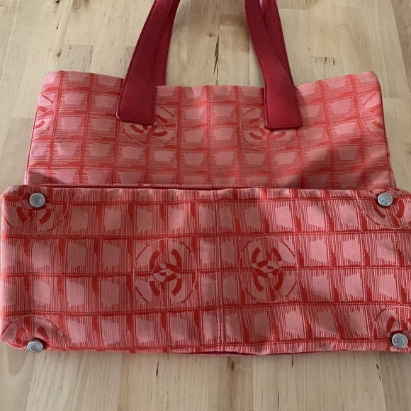 Chanel Red Travel Line Tote Bag - Picture 3 of 10